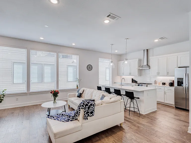 114 E Chester Ct — Photo 9