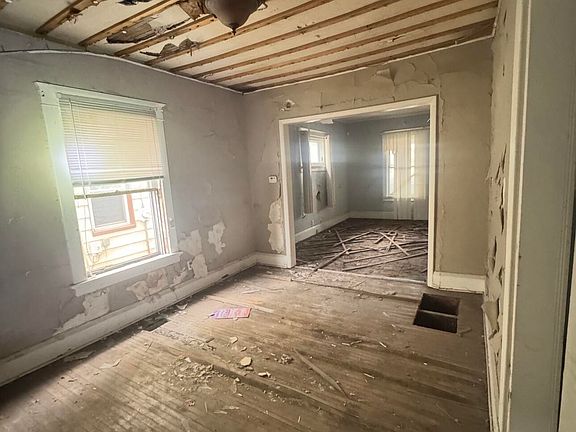 2nd image of 2315 Caledonia St