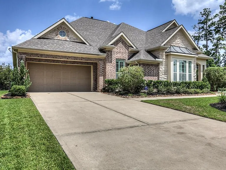 154 W Hullwood Ct — Photo 2