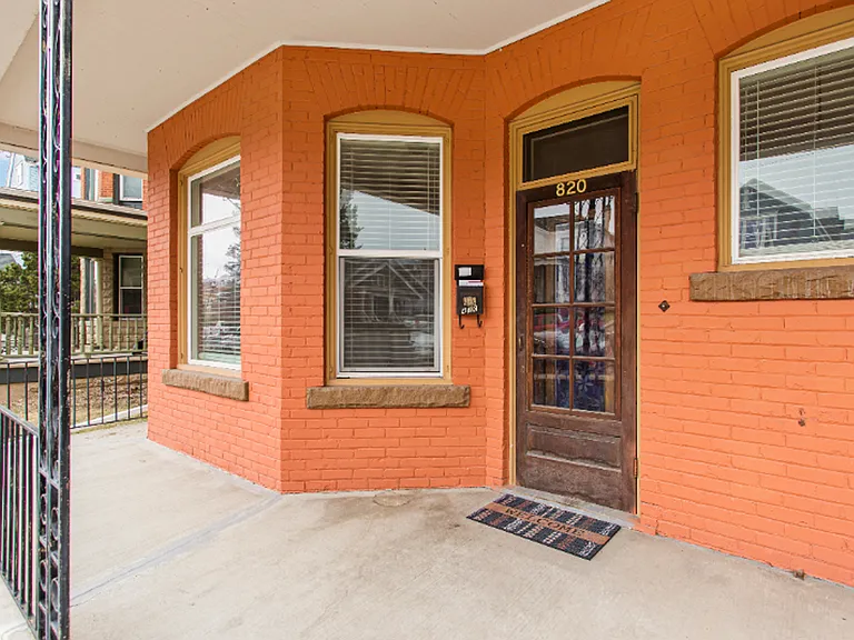 820-822 W Silver St — Photo 18