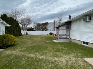 231 44th St, Lindenhurst, NY 11757