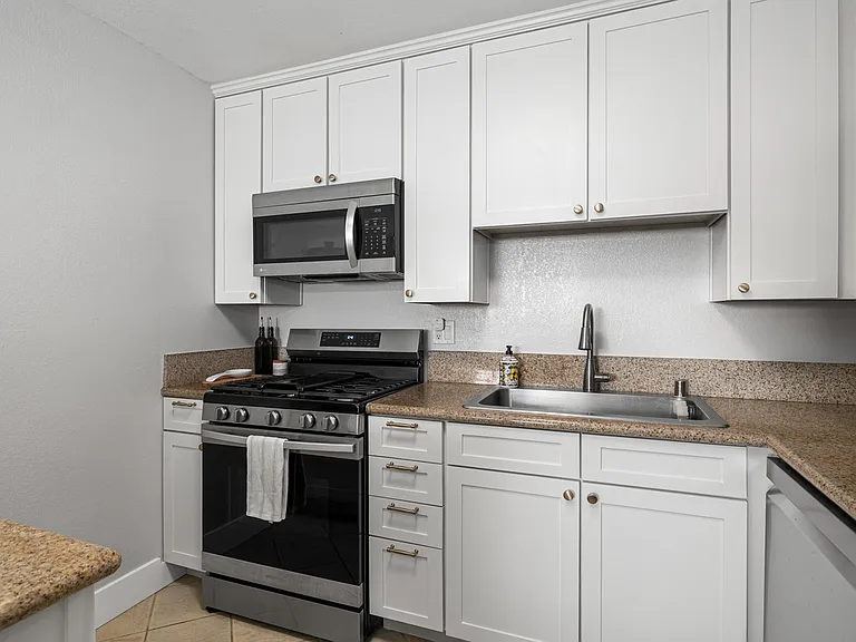 1351 Holly Ave #Q — Photo 8