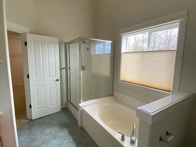 2219 NW Oxford St — Photo 17