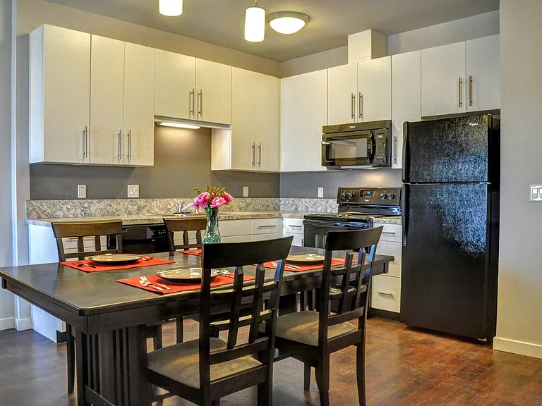 Emerald Ridge Apartments & Townhomes — Photo 11