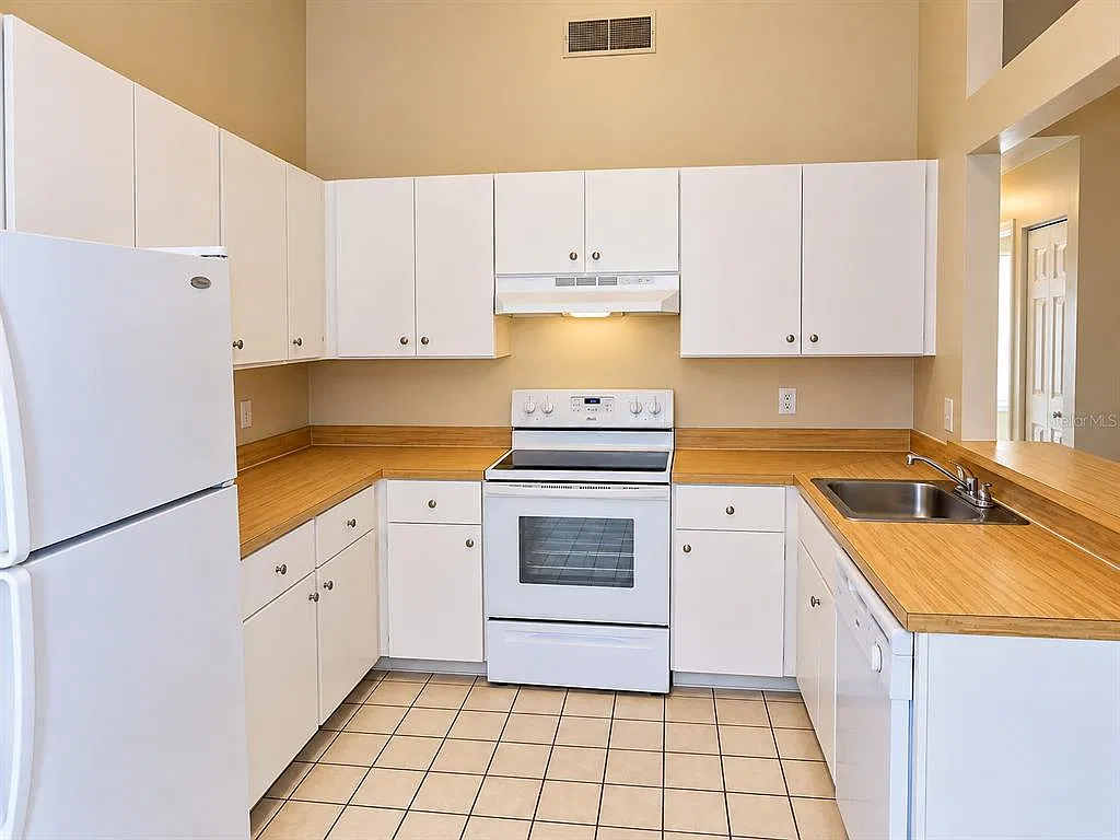 3 bed, 2.0 bath, 1035 sqft, $2,200 — Photo 4