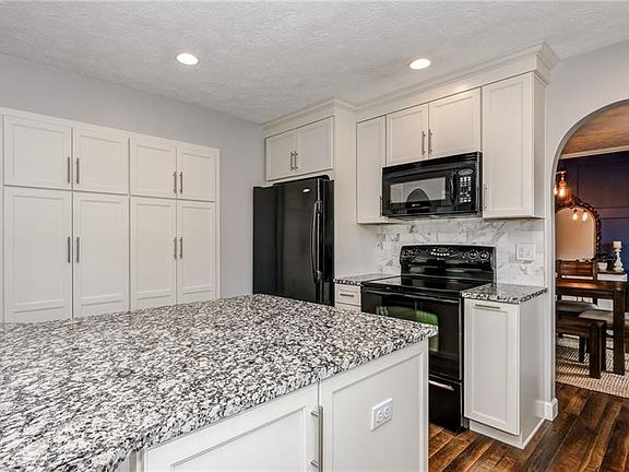 5th image of 102 Woodbine Dr