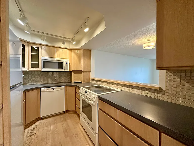 600 S State St #407 — Photo 8