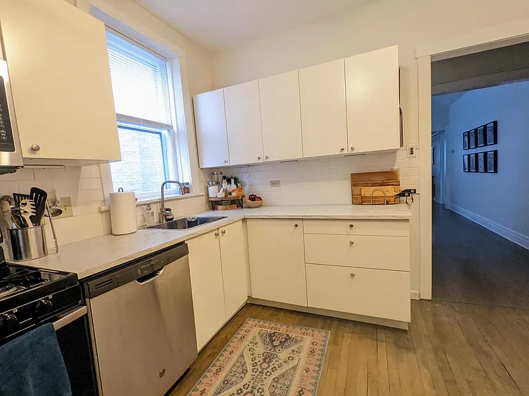1458 W Belle Plaine Ave — Photo 16