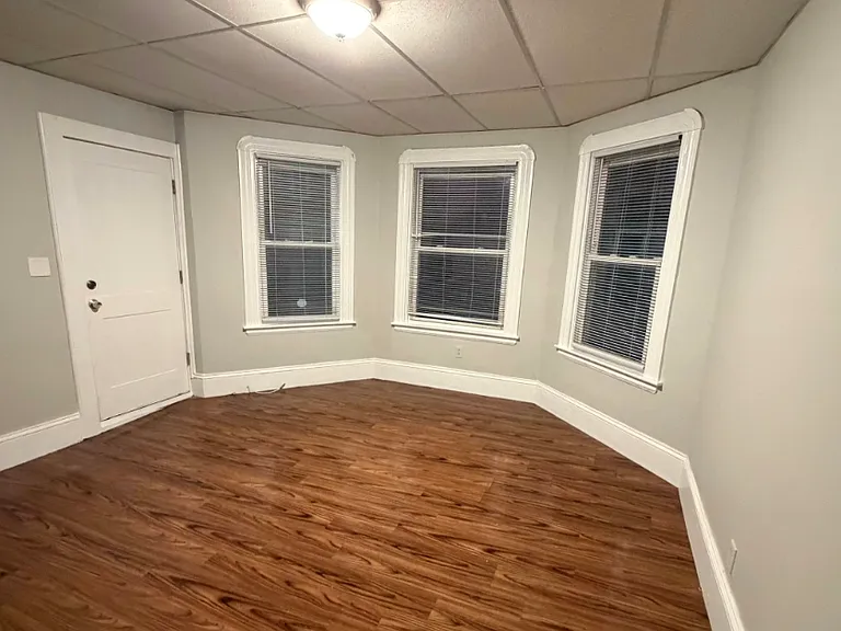 75 Crapo St New Bedford Spacious 3 Bedroom / 1 Bath New Appliances, Near the Beach! — Photo 16