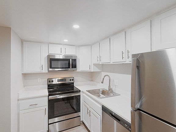 2nd image of 3001 E Jefferson Blvd #330