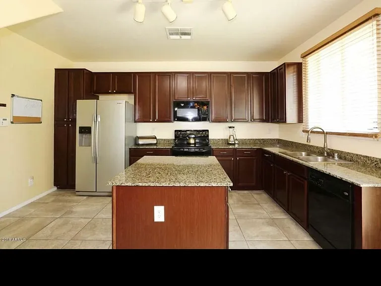 2101 E Sunland Ave — Photo 2