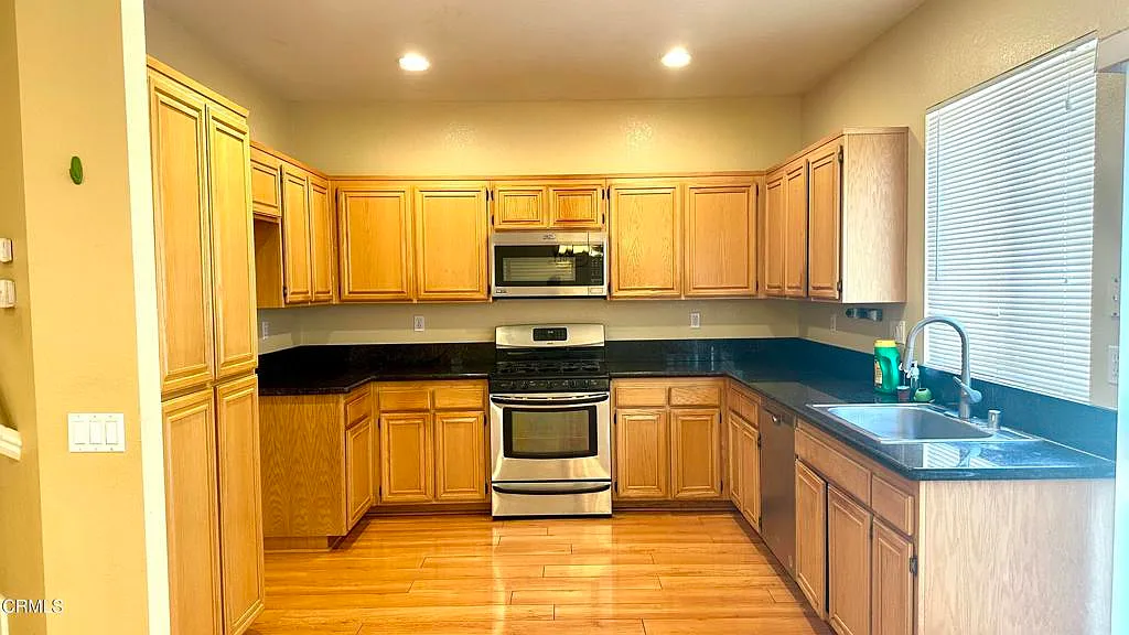 3 bed, 2.5 bath, 1681 sqft, $4,000 — Photo 3