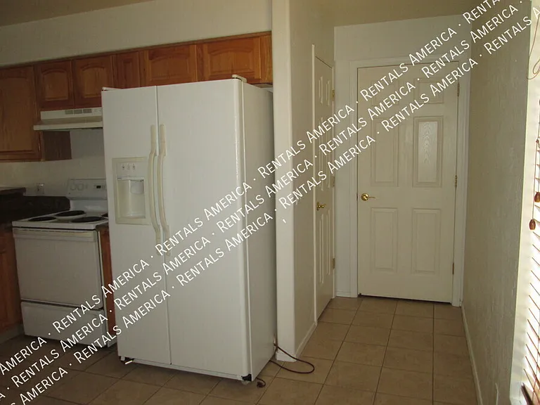 144 S Mulberry St — Photo 6