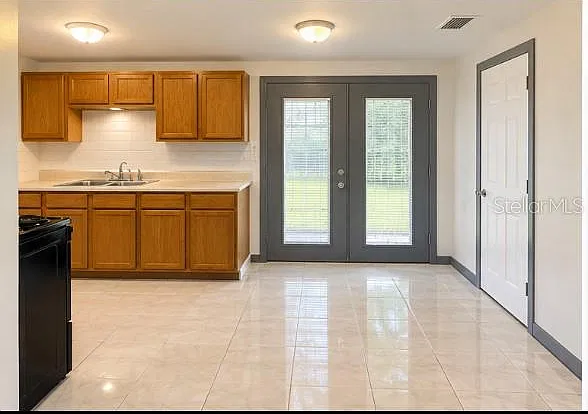 3 bed, 1.0 bath, 836 sqft, $1,750 — Photo 2