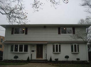 8 Aberdeen Rd, Westbury, NY 11590