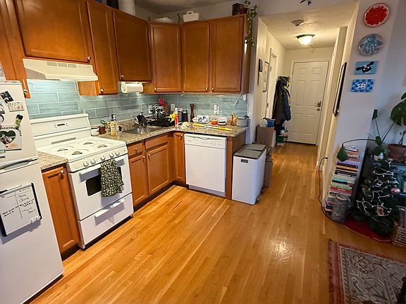 3rd image of 1054 Cambridge St #P