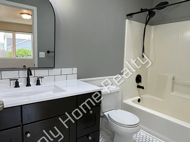 9807 Greenleaf Loop SE — Photo 14