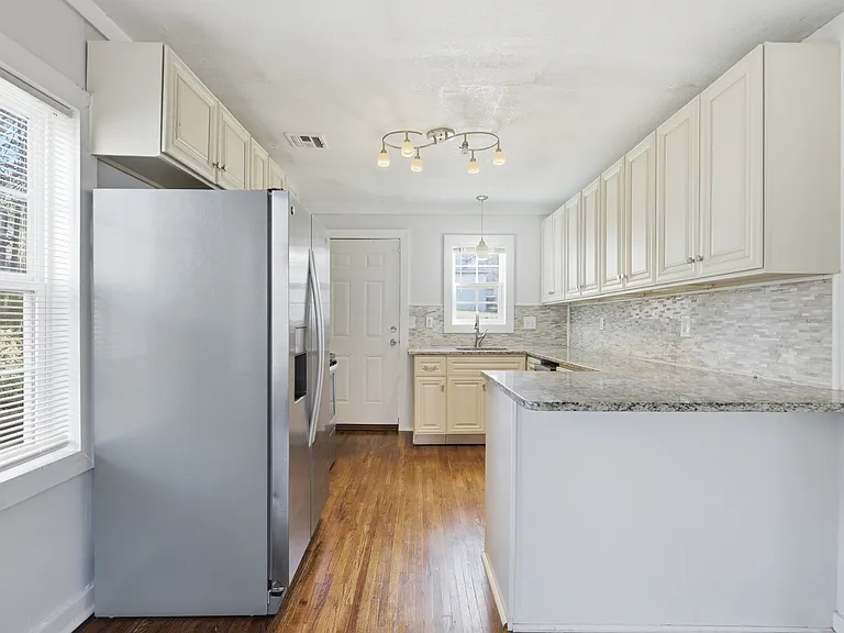 205 N Zenith Ave — Photo 8