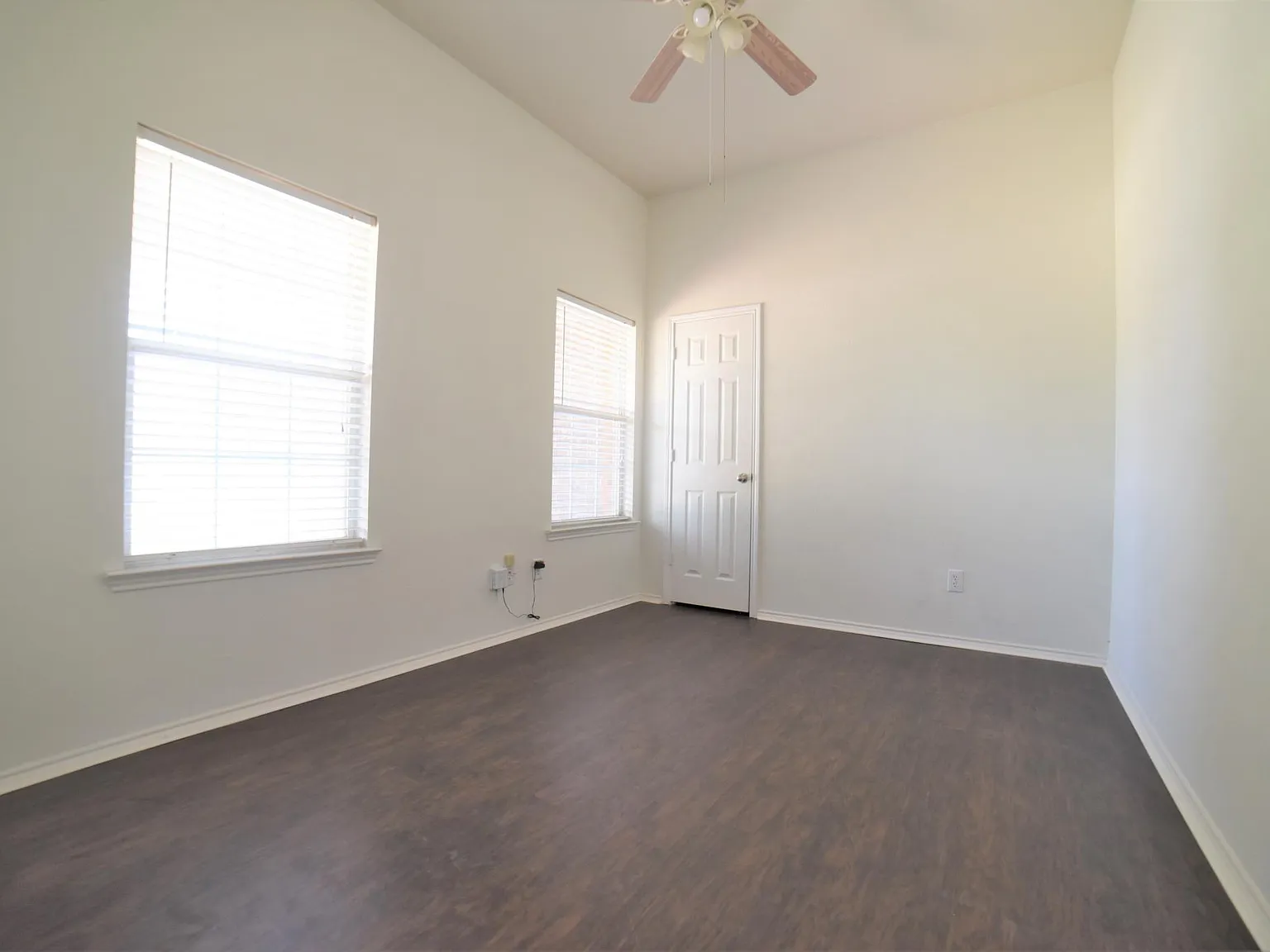 208 Meadow Lark Ln — Photo 3