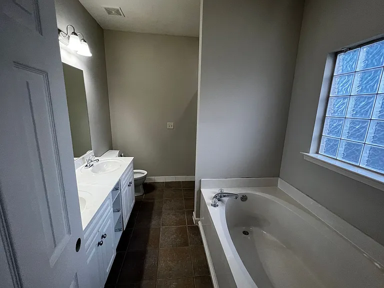 2208 Adkins Cir — Photo 23