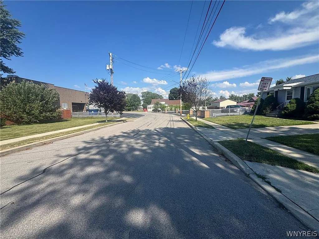 3 bed, 1.0 bath, 1344 sqft, $2,100 — Photo 3