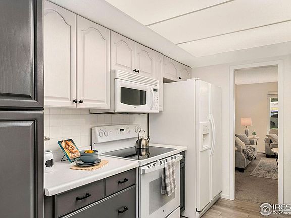 5th image of 687 S Zinnia Ct