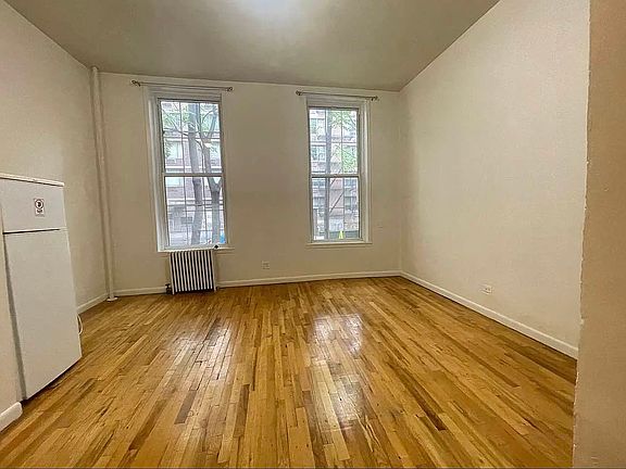 3rd image of 333 W 55th St APT 1B