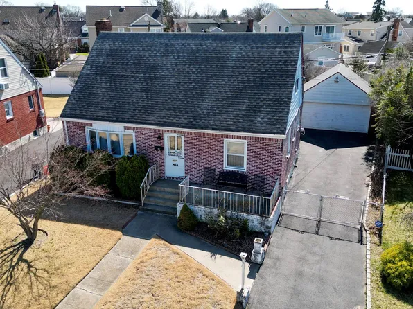 407 Saint Luke Place, Franklin Square, NY 11010