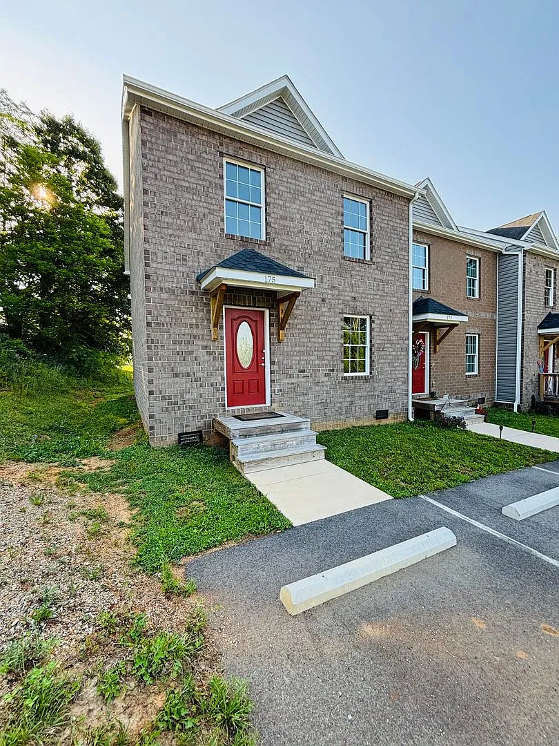 3 Bedroom, 2.5 Bath Townhouse — Photo 1