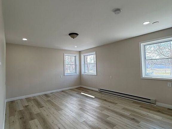 3rd image of 172 Stonewood Ave Unit 3