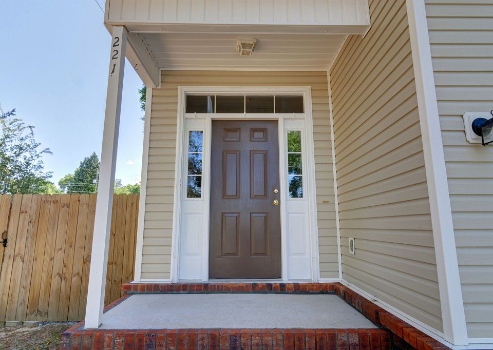 1st image of 221 Cook St