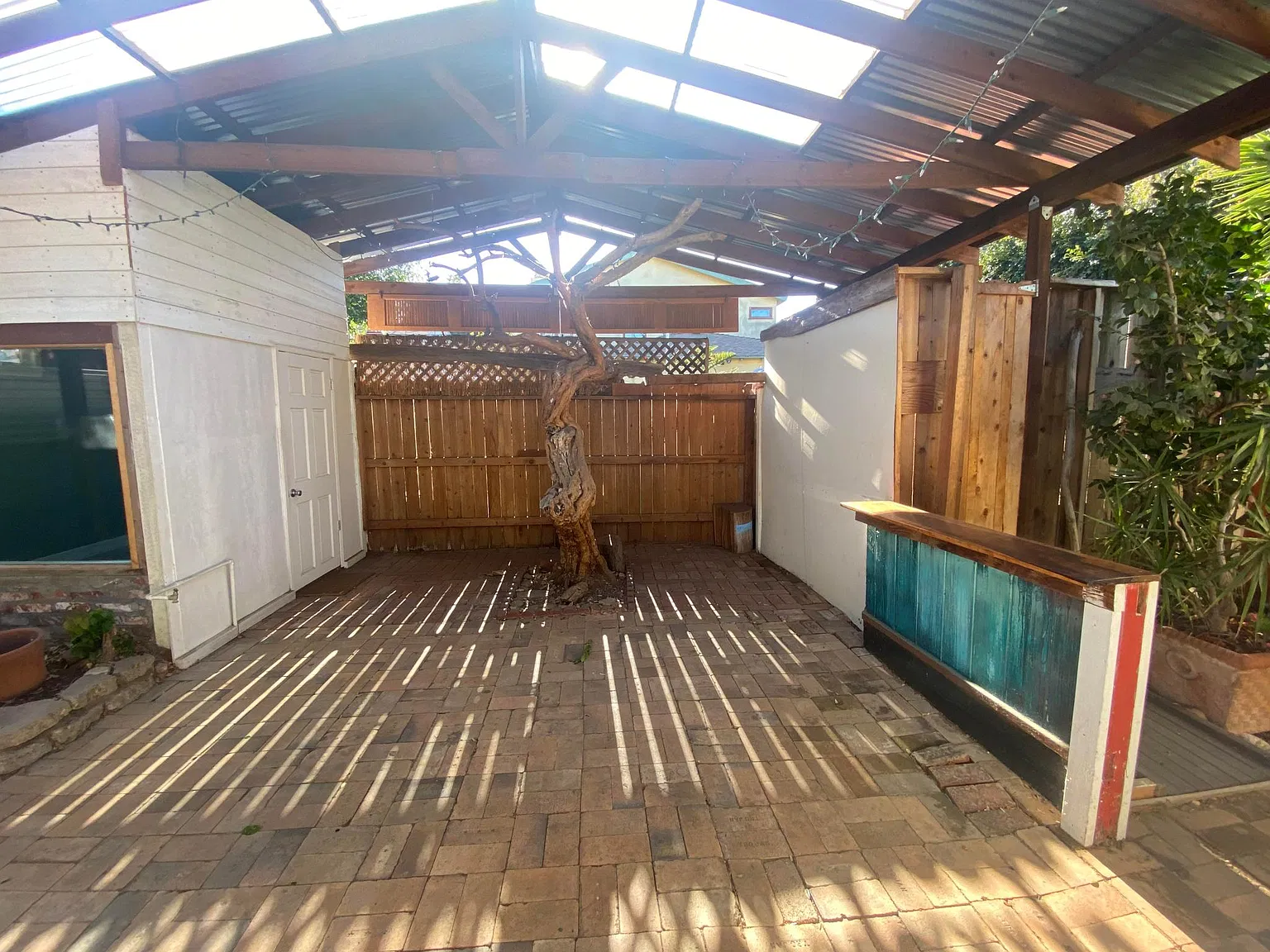 Colonial Ave, Los Angeles — Photo 1