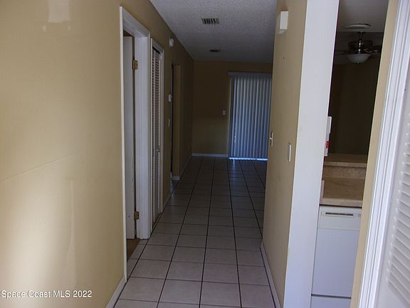 3rd image of 3061 Sir Hamilton Cir #10