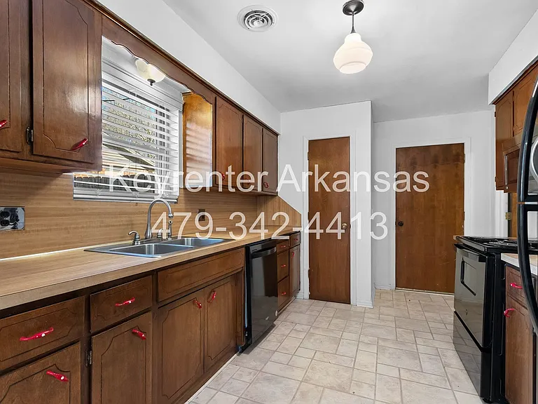 4100 Miller Dr — Photo 10