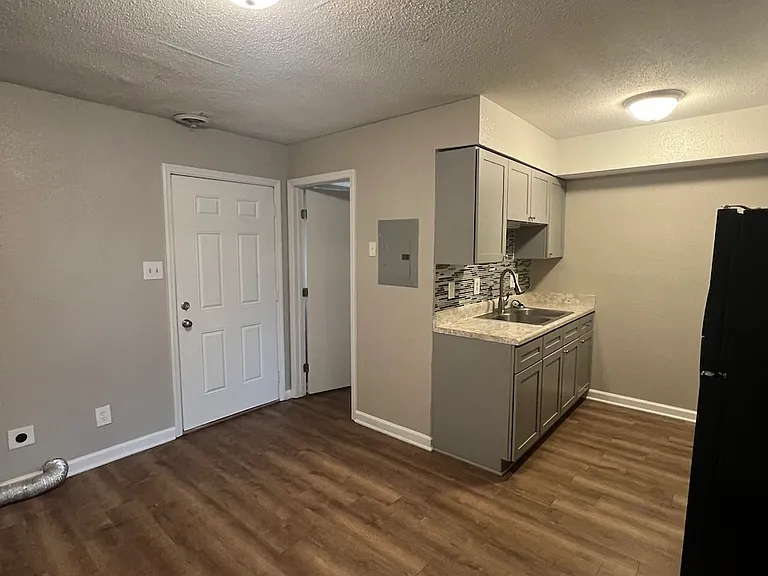 425 Homestead St #D — Photo 12