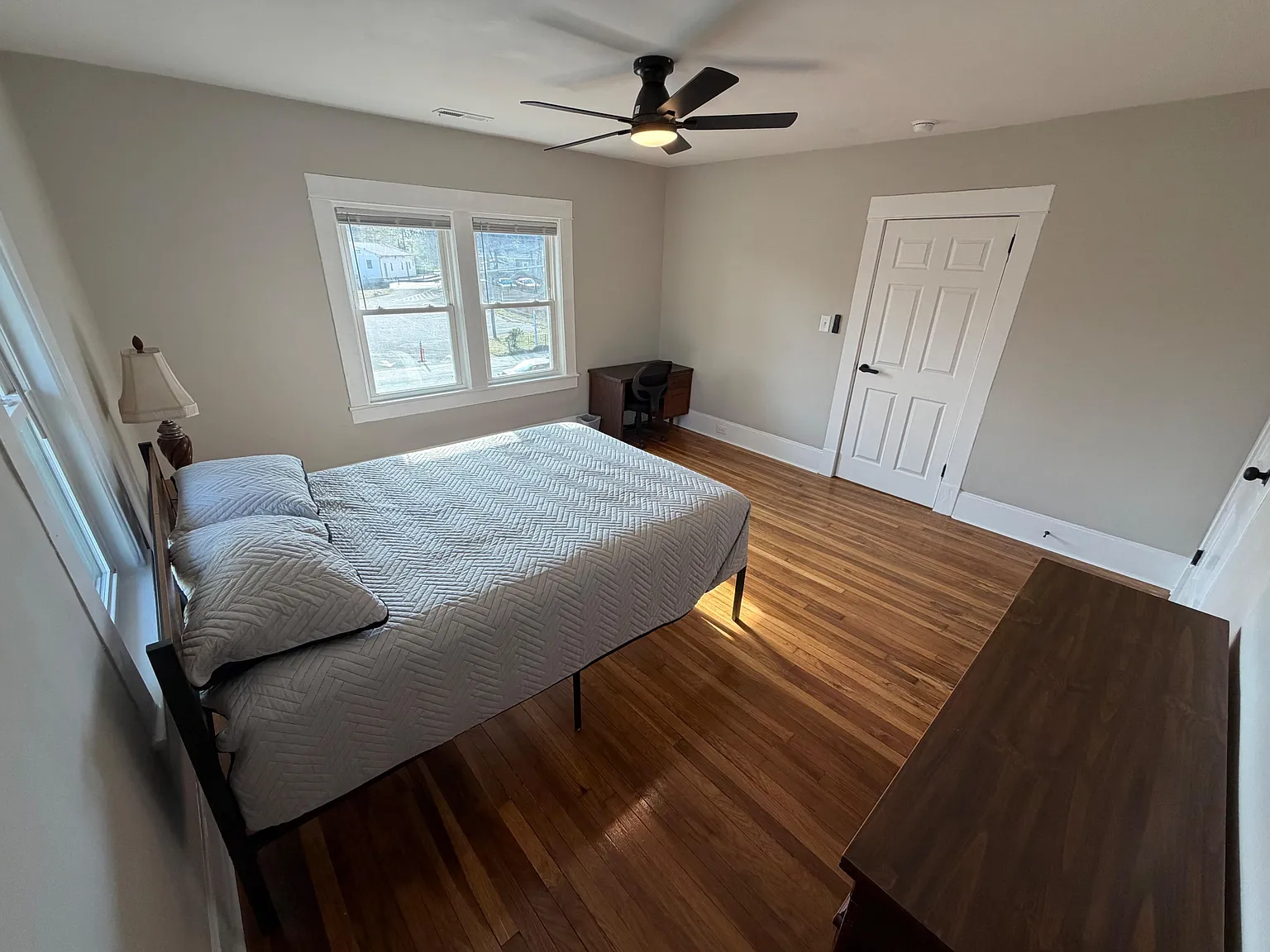 4 bed, 2.5 bath, 3200 sqft, $910 — Photo 2