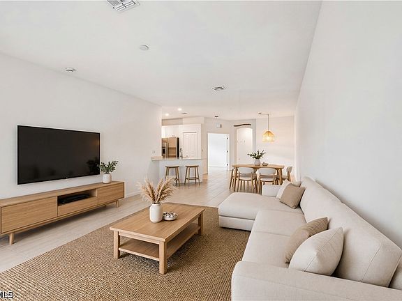 3rd image of 2583 Vine Ave