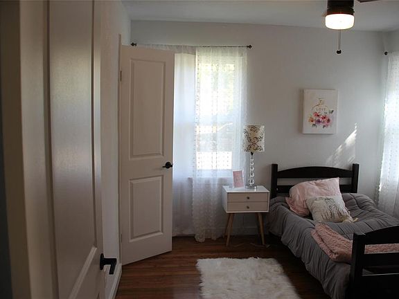 3rd image of 319 Coahuila Dr
