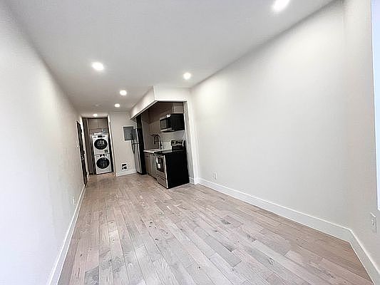 3rd image of 2102 Regent Pl #2E