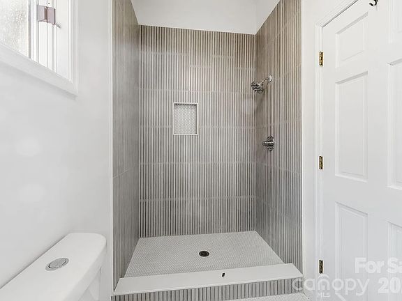 4th image of 402 Woodfield Dr