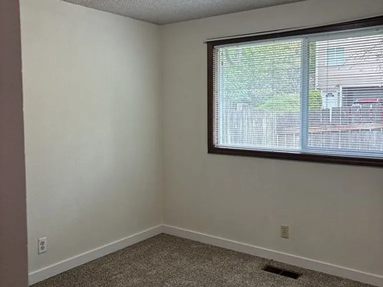 2142 Maplewood Dr S — Photo 9