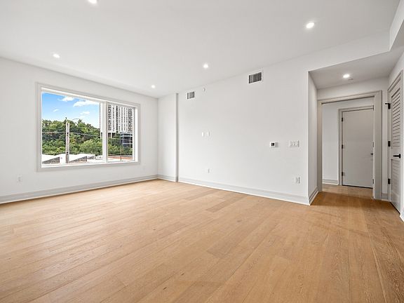 5th image of 921 Madison St #508