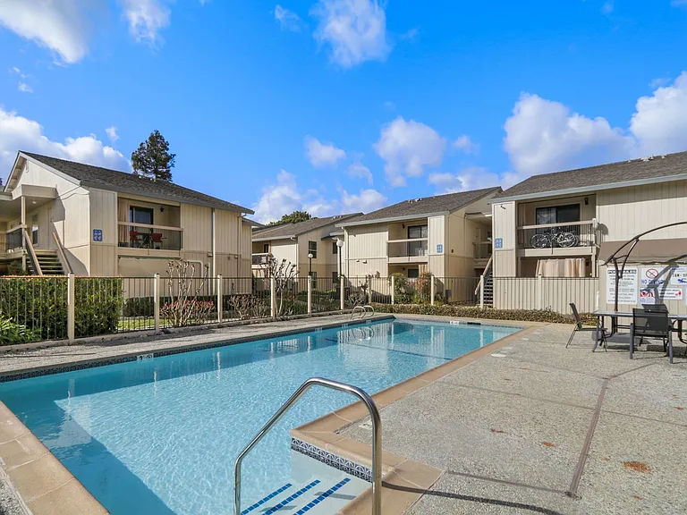 Clubside Apartments — Photo 18