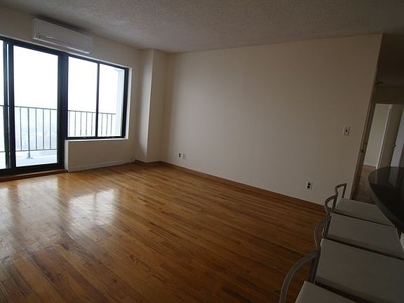 4th image of 2540 Shore Blvd APT 12F