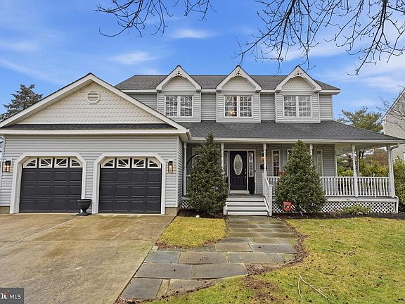 3rd image of 1218 Royal Ln