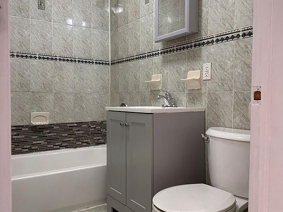 4th image of 1278 Adee Ave #2