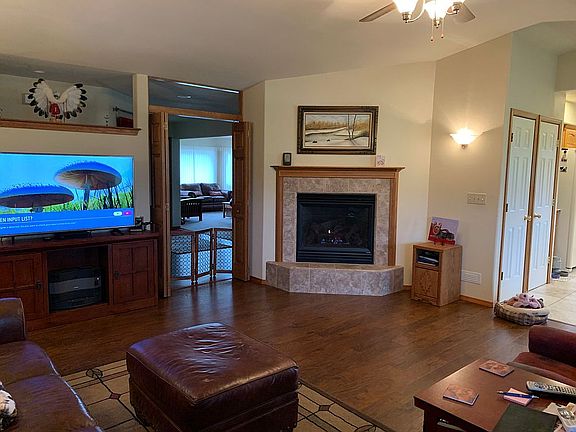 4th image of 405 Heartwood Ln