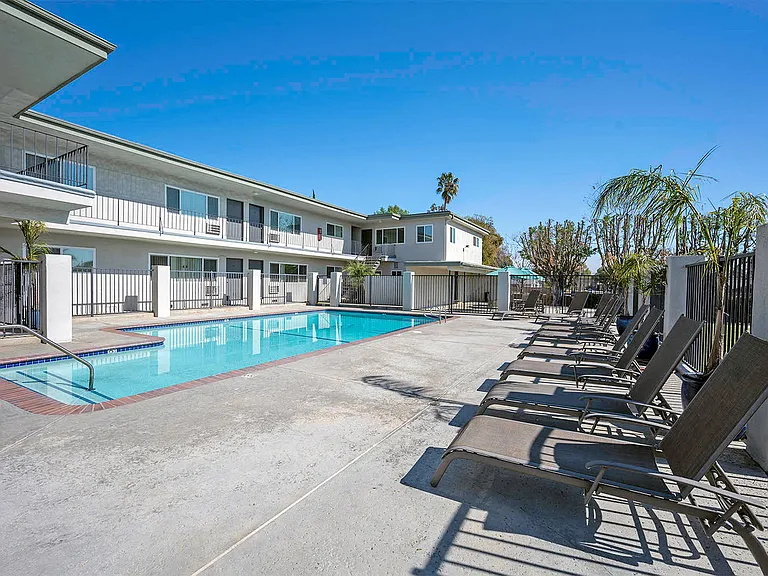 Country Club Apartments — Photo 44