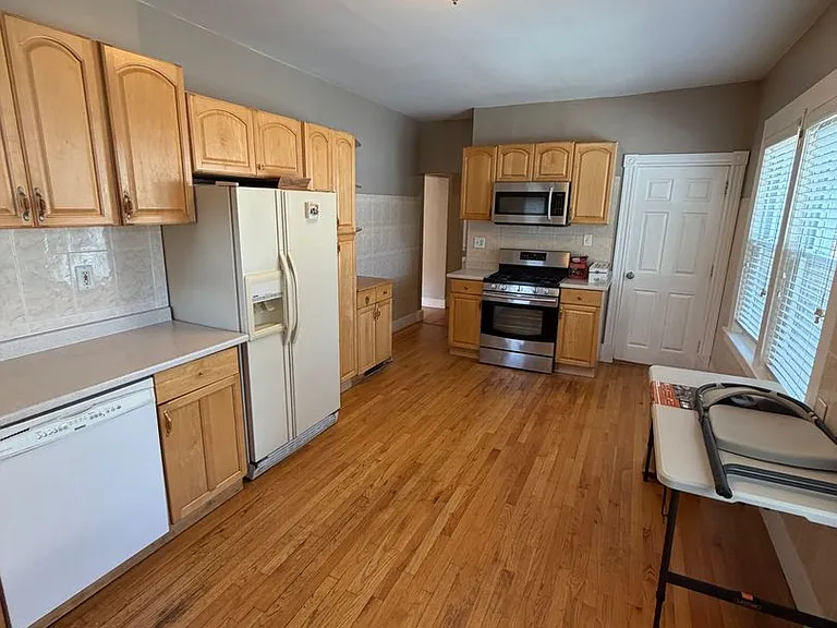 325 Rogers St — Photo 11