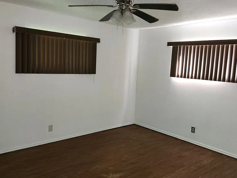 208 Southview Dr — Photo 3